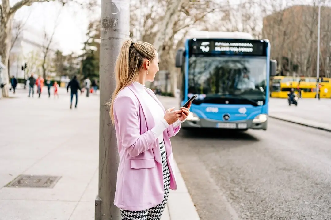 Mujer esperando el autob&uacute;s. Imagen de archivo.