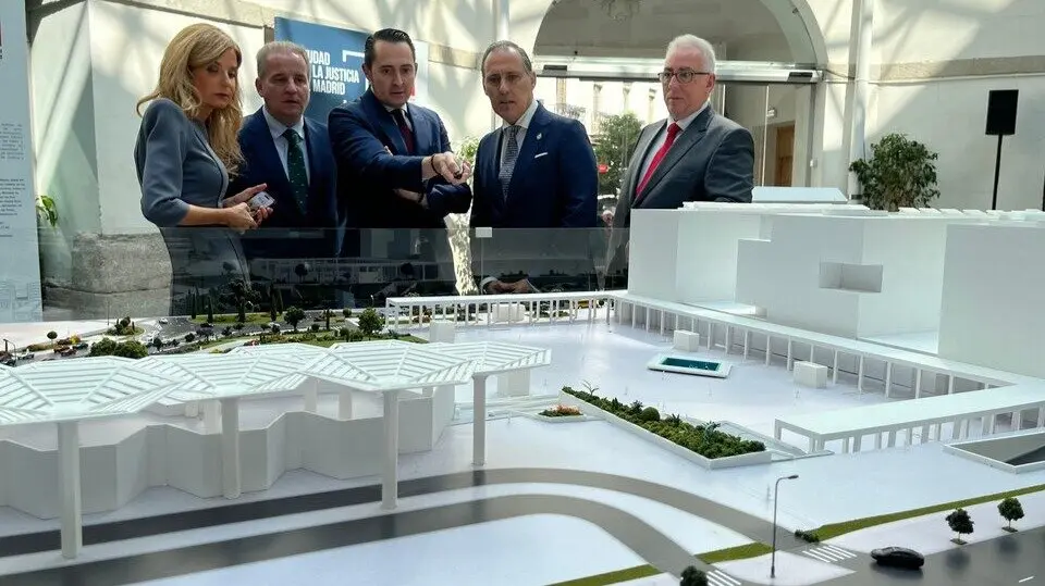 Visita del ICAM a la maqueta de la Ciudad de la Justicia.