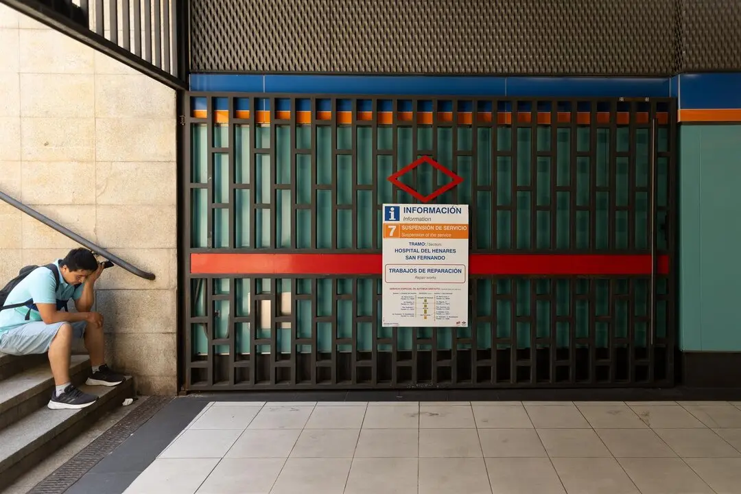 Puertas de la estaci&oacute;n de Metro San Fernando. Foto de EP.