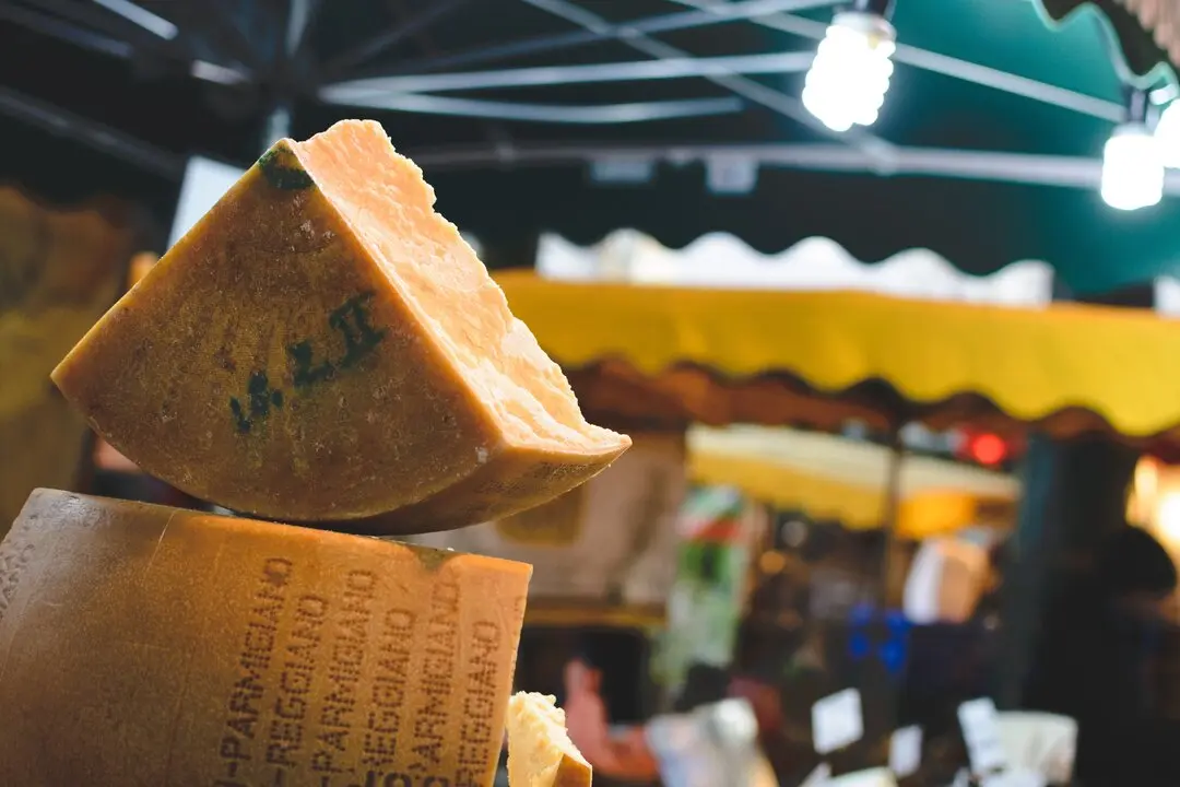 Queso parmesano en un mercado. Imagen de archivo.