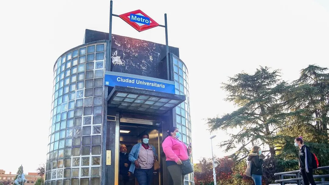 Varias personas salen de un ascensor de la Estaci&oacute;n de Metro de Ciudad Universitaria.