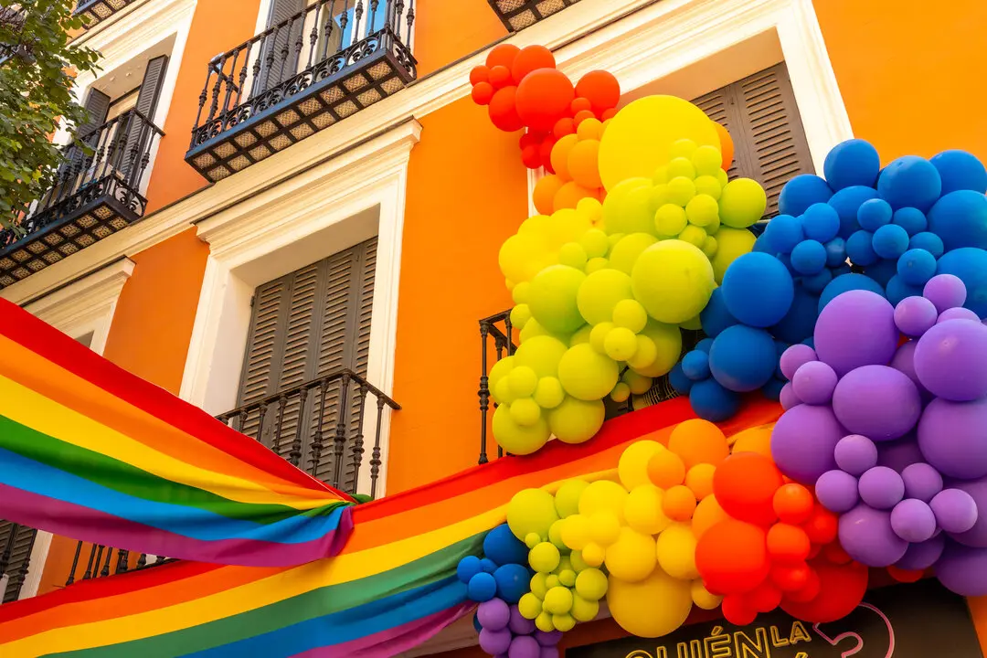 Globos de colores junto con banderas LGTBI+.