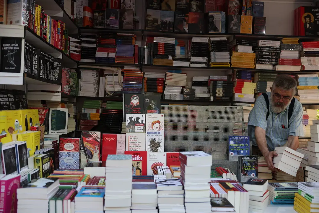 Montaje de las casetas y pabellones de la 83&ordf; Feria del Libro, en la #FLMadrid24 en el Retiro a 30 de mayo de 2024. &copy; Isabel Infantes cedida por la Feria del Libro.