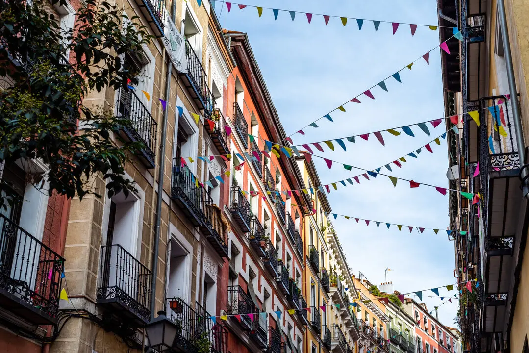 Calle de Madrid en fiestas. Imagen de archivo.