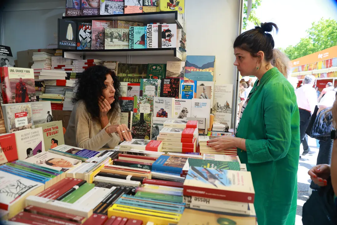 Leila Guerriero en la 83&ordf; edici&oacute;n de la Feria del Libro de Madrid en el Retiro. 2 de junio de 2024. &copy; Patricia J. Garcinu&ntilde;o, cedida por la Feria del Libro.