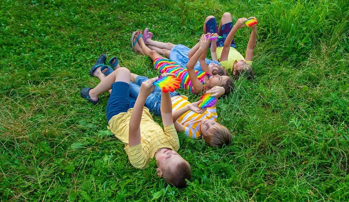 Ni&ntilde;os jugando en el pasto. Imagen de archivo.