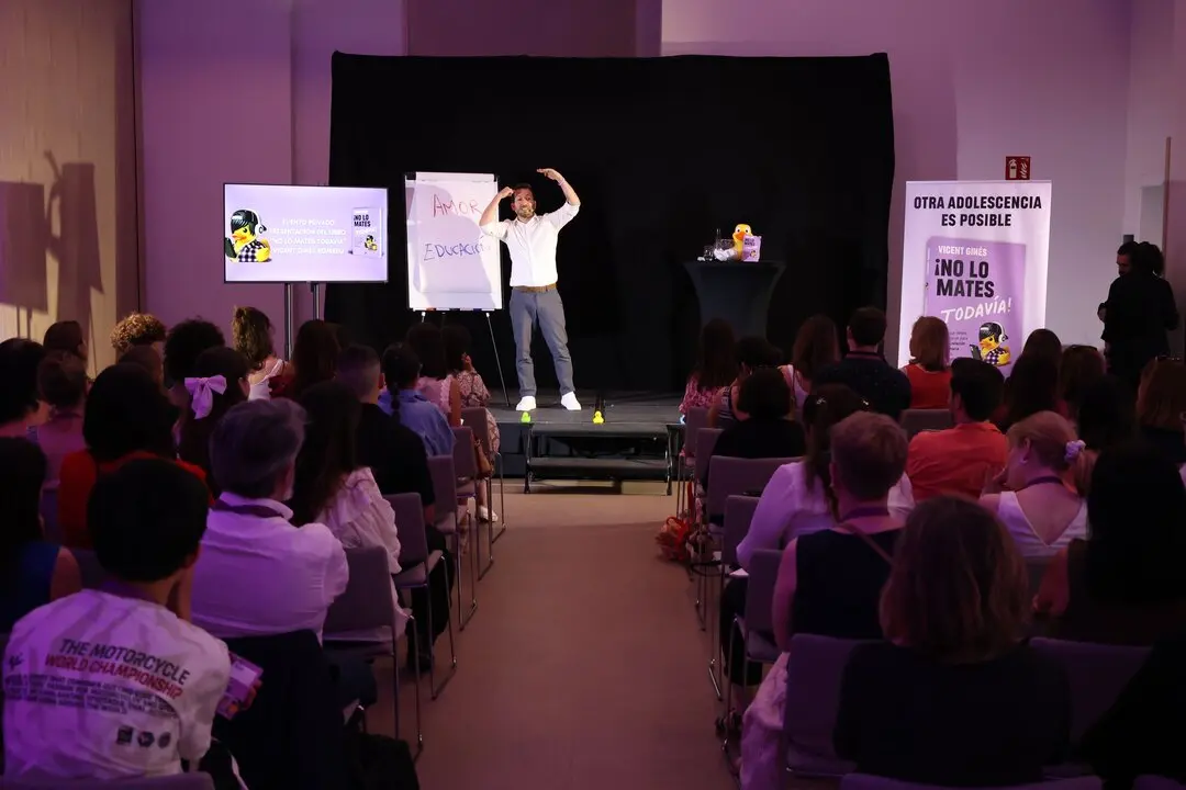 Presentaci&oacute;n del libro 'No lo mates todav&iacute;a', en un evento privado. Imagen cedida por la organizaci&oacute;n.