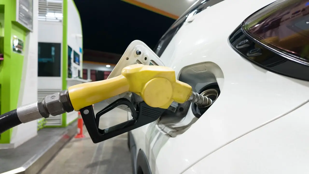 Una persona repostando en una gasolinera. Imagen de archivo.