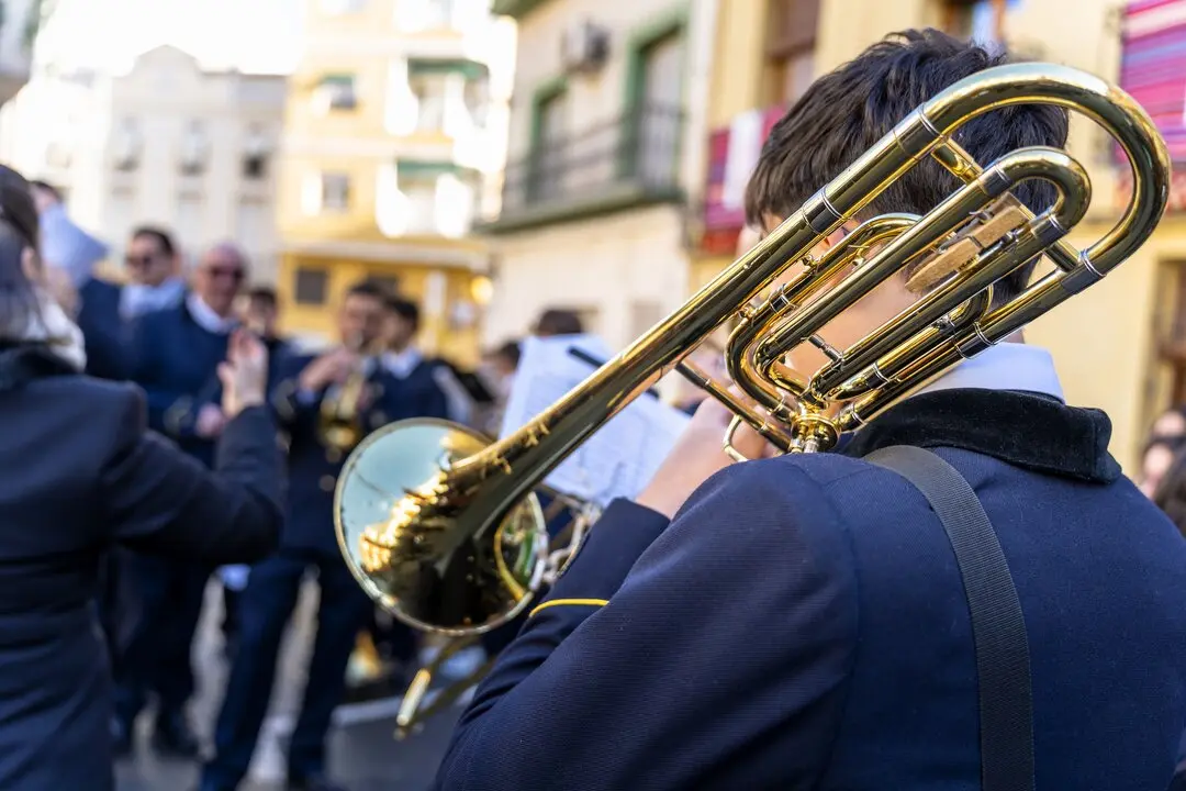 Una persona tocando en la banda de m&uacute;sica. Imagen de archivo.