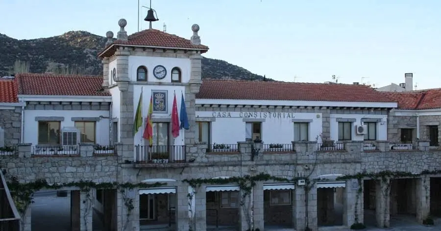 Fachada del Ayuntamiento de Hoyo de Manzanares. Imagen del consistorio.
