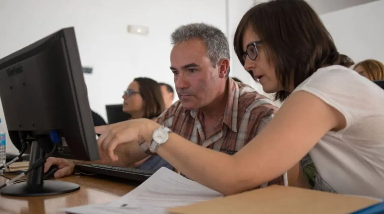 Dos personas en un aula. Imagen de EP.