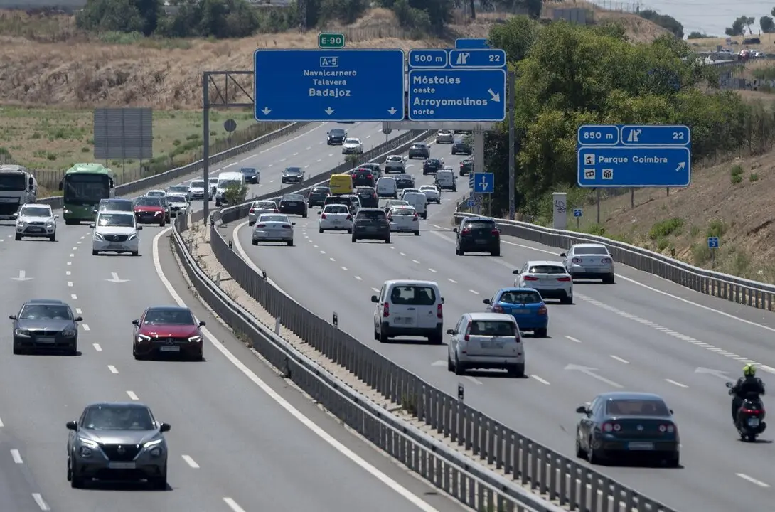 Varios veh&iacute;culos en la autov&iacute;a A5. Imagen de EP.