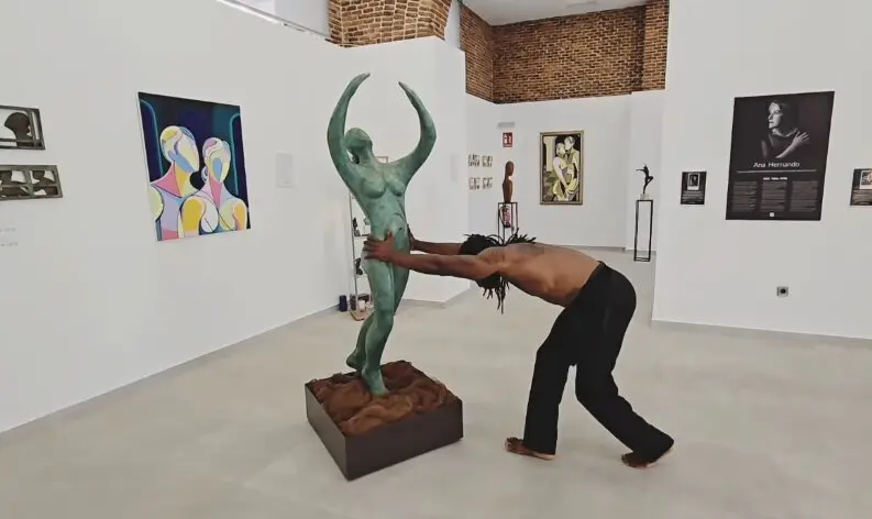 Un momento de danza en la inauguraci&oacute;n de la exposici&oacute;n. Imagen de IG de Ana Hernando.