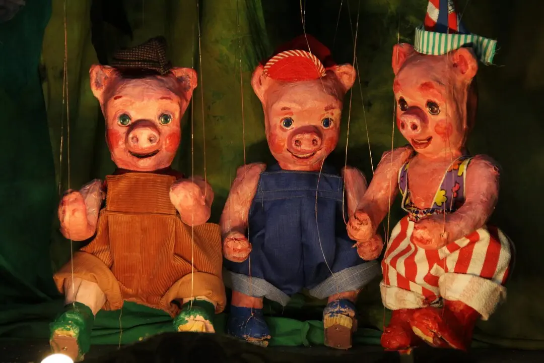 Representaci&oacute;n de t&iacute;teres del cl&aacute;sico 'Los tres cerditos' de la compa&ntilde;&iacute;a La Estrella Teatro