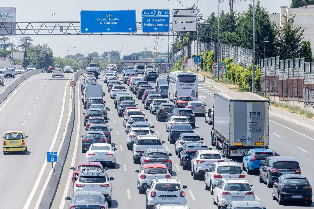Varios veh&iacute;culos circulan durante la primera operaci&oacute;n salida de verano 2025, en la autov&iacute;a A6, a 27 de junio de 2025, en Madrid (Espa&ntilde;a). Imagen de EP.