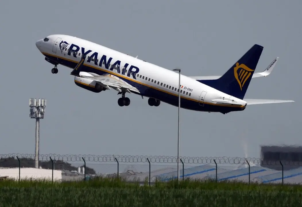 Un avi&oacute;n de Ryanair despegando. Imagen de EP.