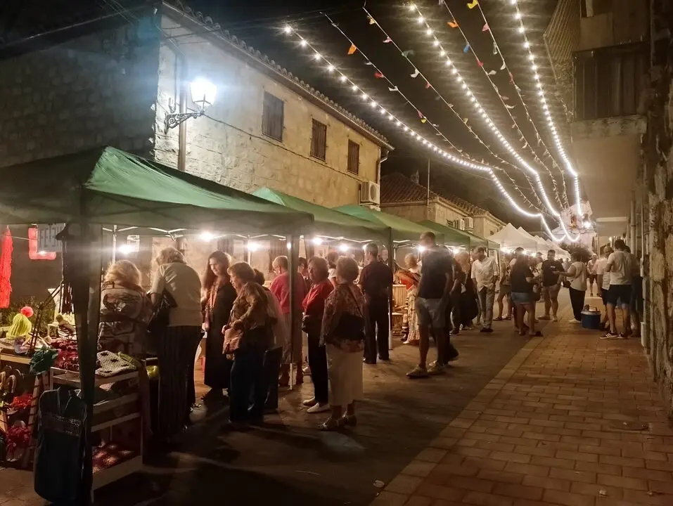 Mercado Nocturno de Artesan&iacute;a de Fresnedillas de la Oliva. Imagen: Almadek&aacute;ntaro.