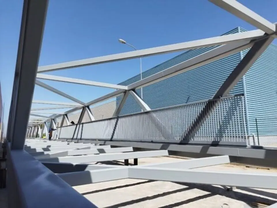Instalaci&oacute;n pasarela M-40 Campus Sur. Imagen de Ayuntamiento de Madrid.