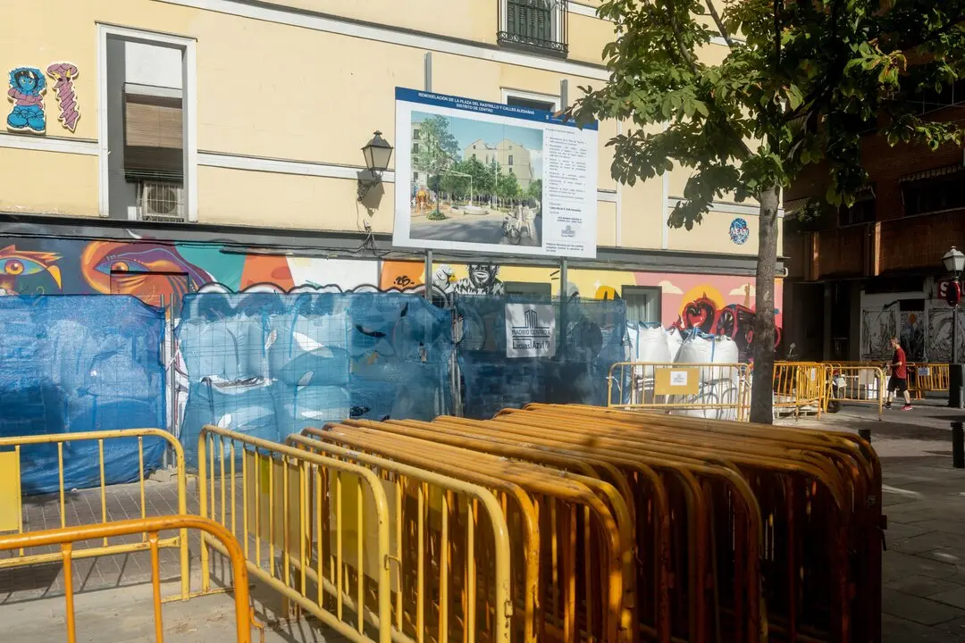 Obras de remodelaci&oacute;n en la plaza del Rastrillo, a 8 de agosto de 2025, en Madrid (Espa&ntilde;a). Imagen de EP.