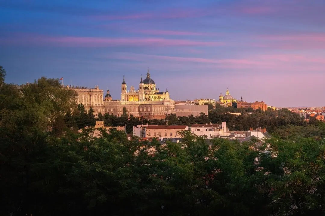 Vista de la Catedral de La Almudena desde el mirador del Templo de Dedod