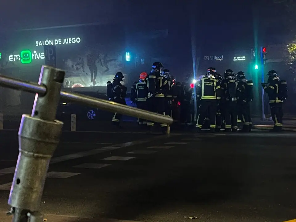 Bomberos desplazados a un incendio en un aparcamiento subterr&aacute;neo en la avenida del Mediterr&aacute;neo en Madrid.