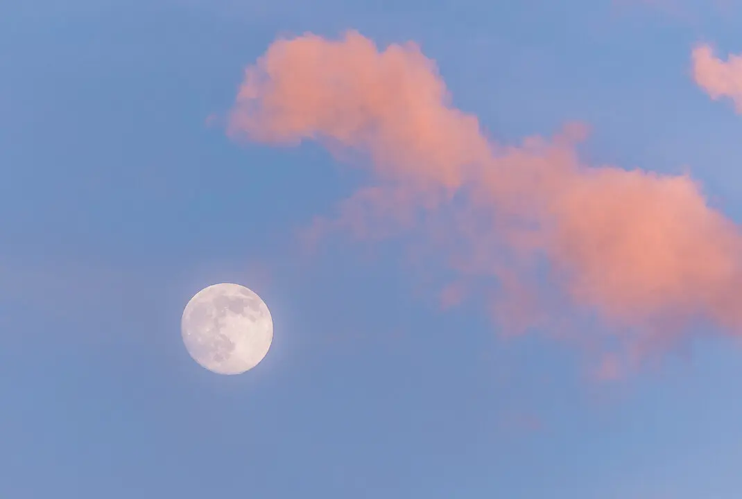 La luna llena en un atardecer. Imagen de archivo.
