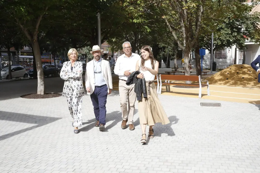 La delegada de Obras y Equipamientos, Paloma Garc&iacute;a Romero, acompa&ntilde;ada por el concejal de Carabanchel, Carlos Izquierdo, visita la plaza del Valle de Oro. Imagen de EP.