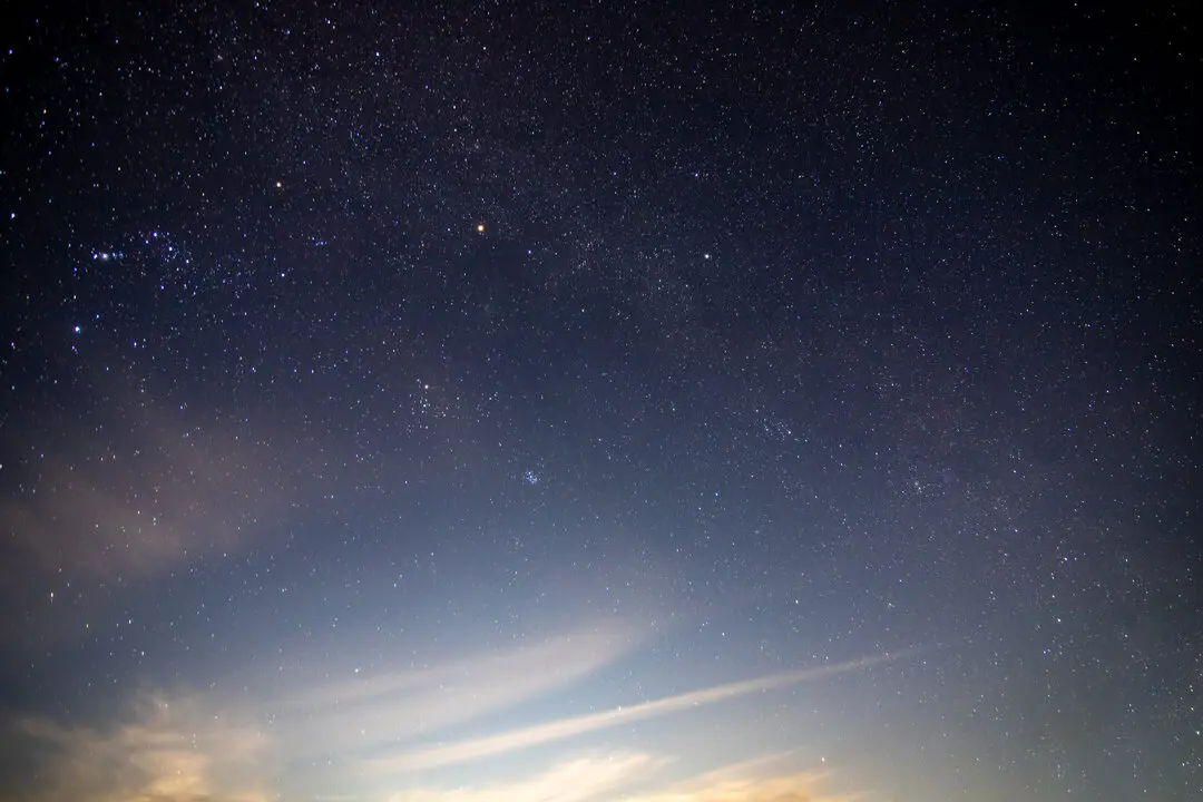 Vista del cielo en una noche estrellada. Imagen de archivo.