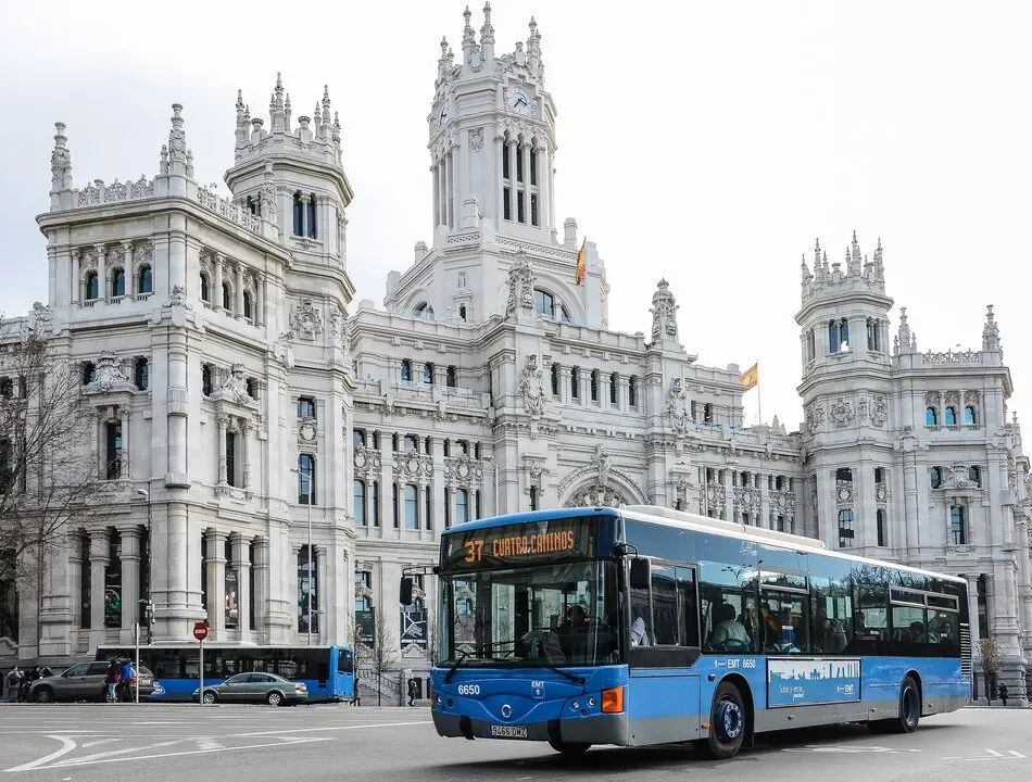 Autob&uacute;s pasnado por la plaza de Cibeles. Imagen del Ayuntamiento de Madrid