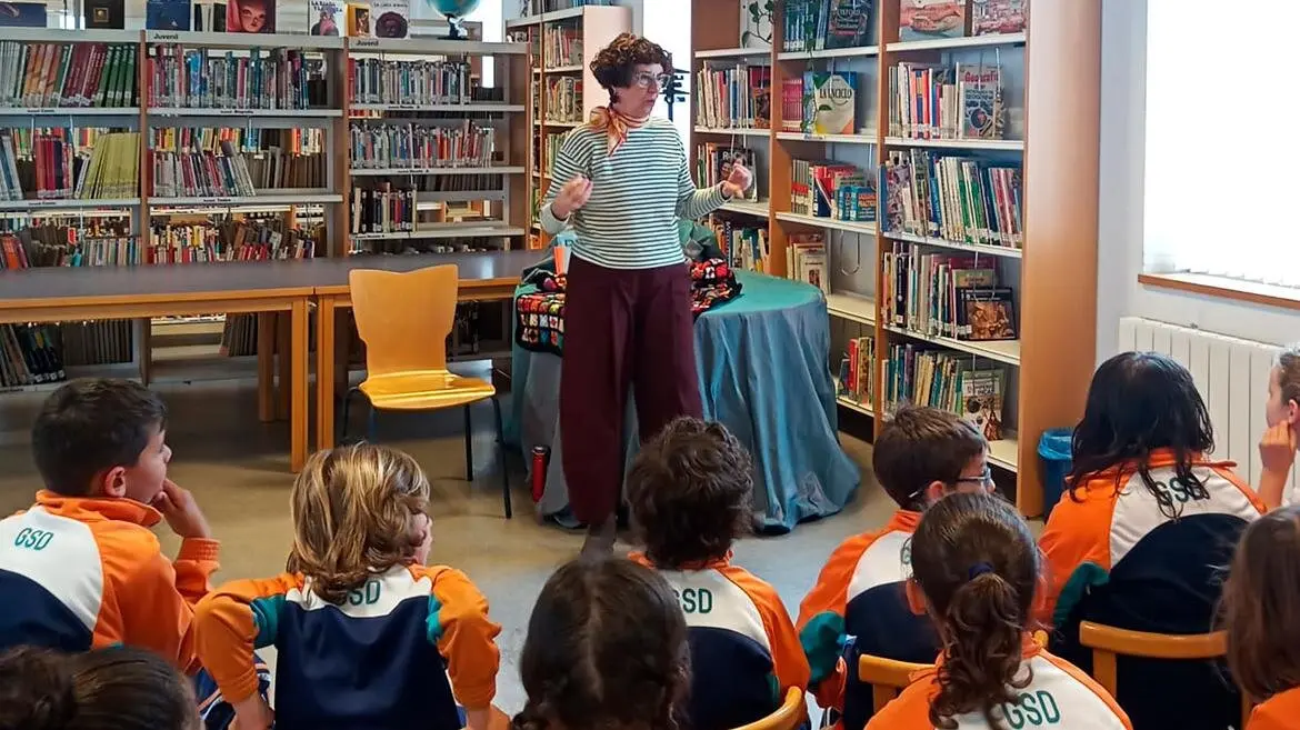Cuentacuentos en biblioteca de Buitrago del Lozoya. Foto de la Comunidad de Madrid