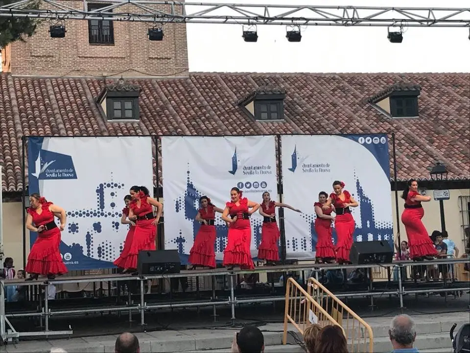 Baile en las fiestas de Sevilla la Nueva. Imagen del consistorio.