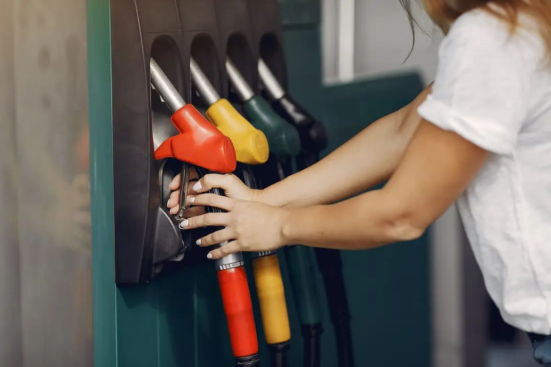 Una persona repostando en una gasolinera. Imagen de archivo.