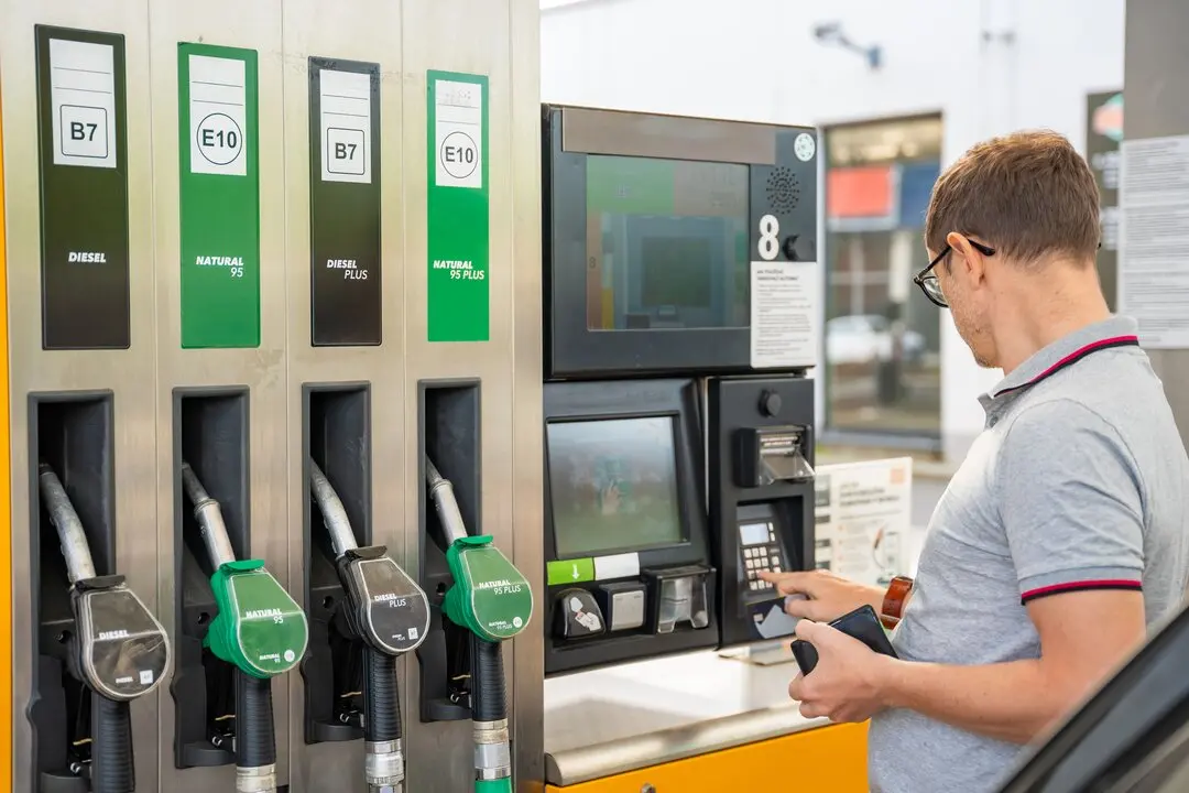 Una persona repostando en una gasolinera. Imagen de archivo.