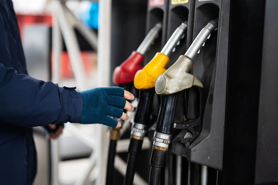 Una persona repostando en una gasolinera. Imagen de archivo.
