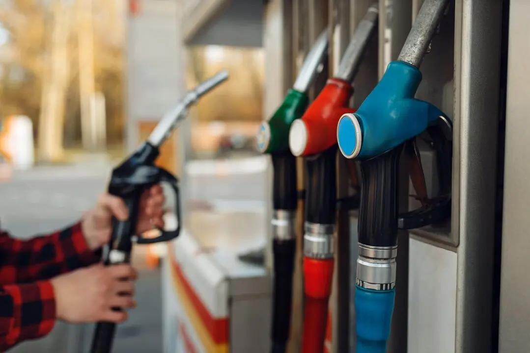 Una persona repostando en una gasolinera. Imagen de archivo.