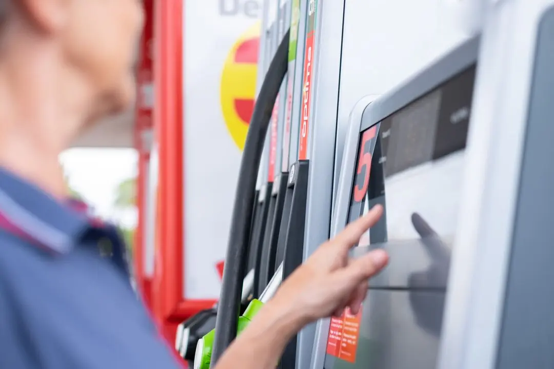 Una persona repostando en una gasolinera. Imagen de archivo.