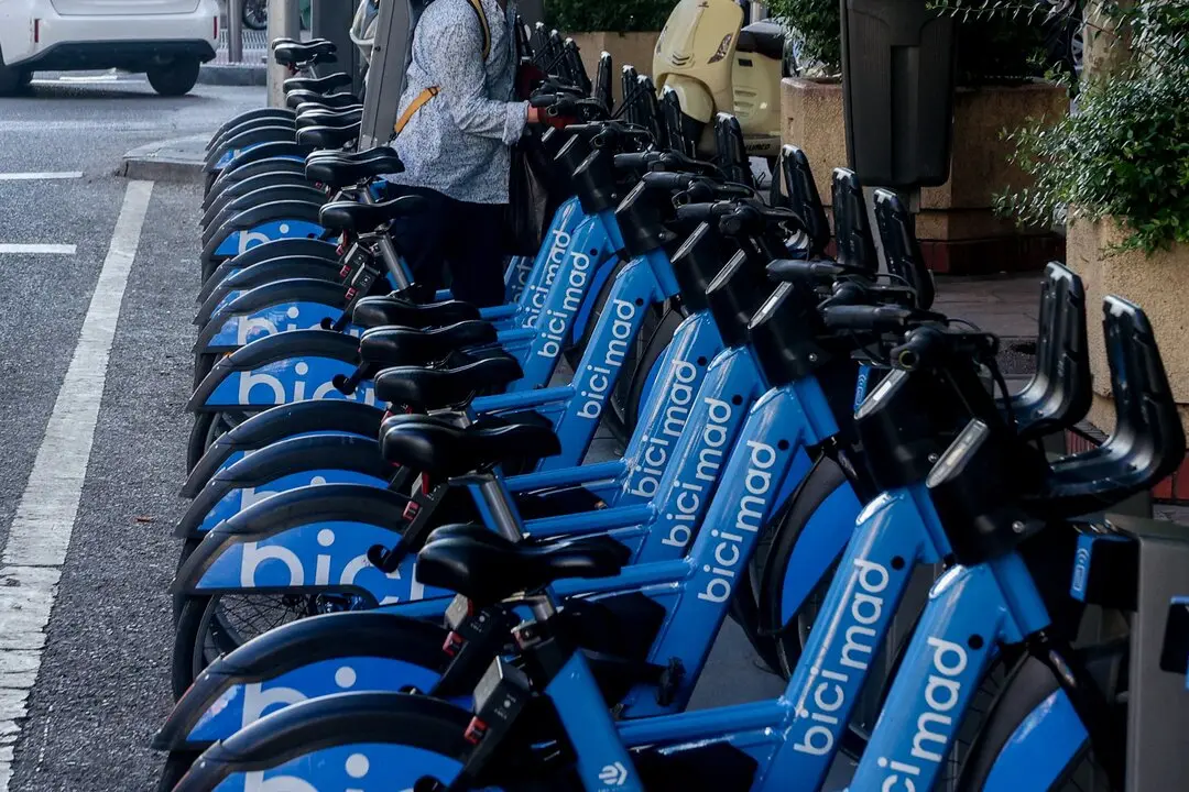 Varias bicicletas de bicimad aparcadas. EP.