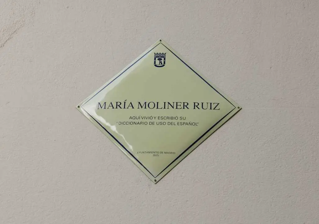 La placa colocada.