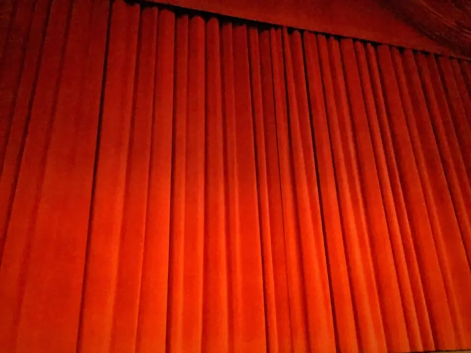 Tel&oacute;n de teatro en imagen de archivo.