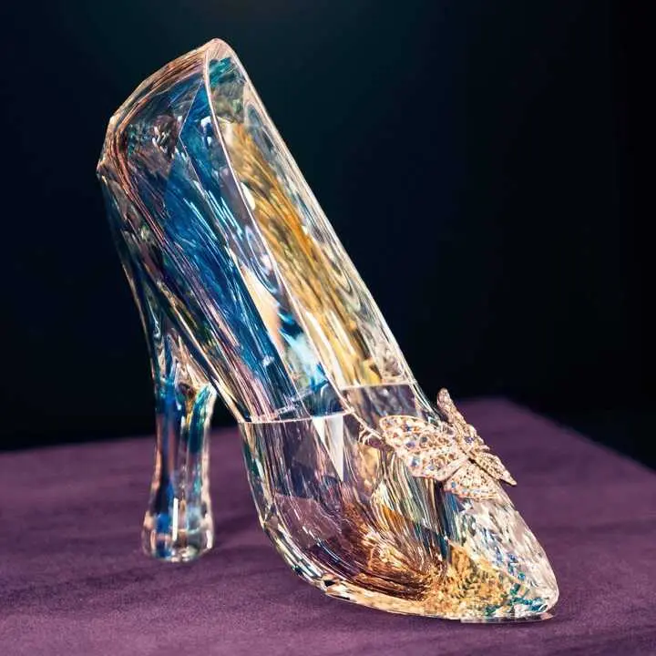 El zapato de Cenicienta en 'Disney: The Exhibition - 100 A&ntilde;os de Magia'.