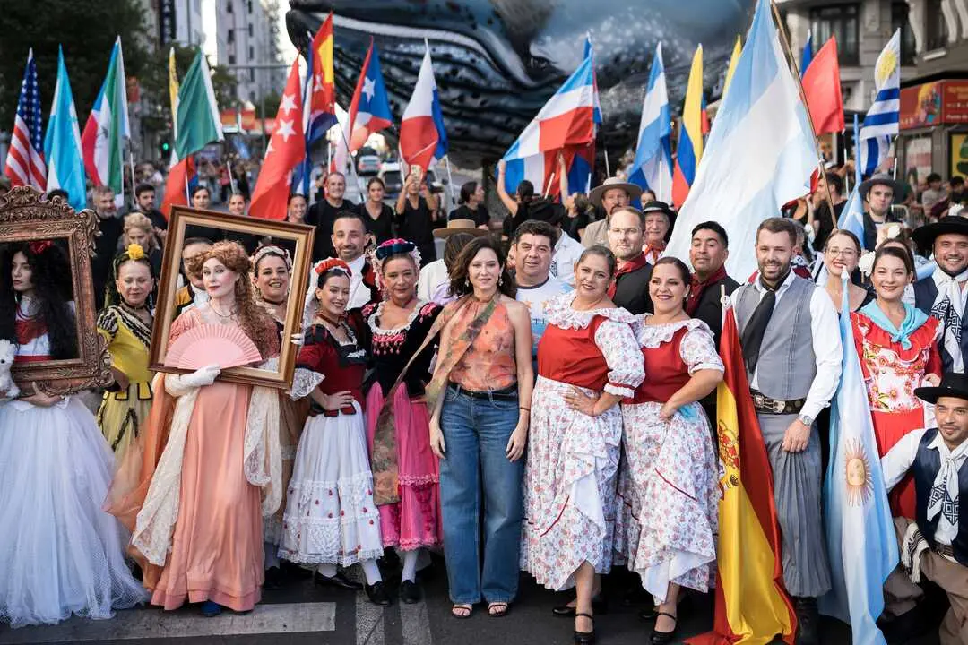 La presidenta de la Comunidad de Madrid, Isabel D&iacute;az Ayuso (c), durante la Cabalgata de la Hispanidad, a 5 de octubre de 2025, en Madrid (Espa&ntilde;a).