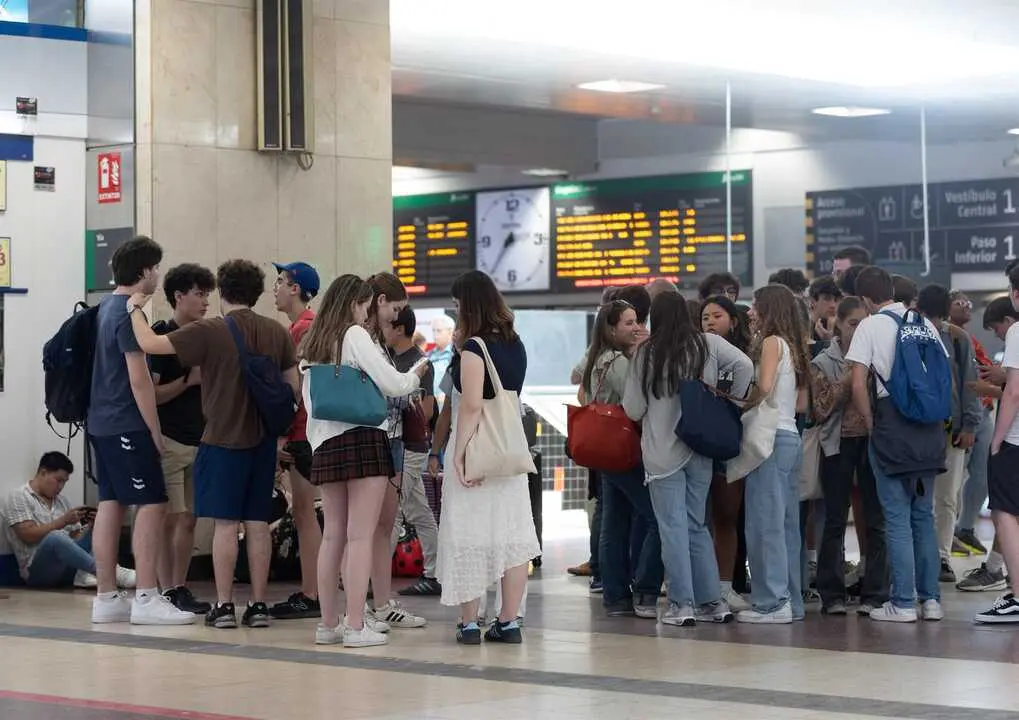 Varias personas en la estaci&oacute;n de Chamart&iacute;n, a 19 de junio de 2024, en Madrid (Espa&ntilde;a). Imagen de archivo.