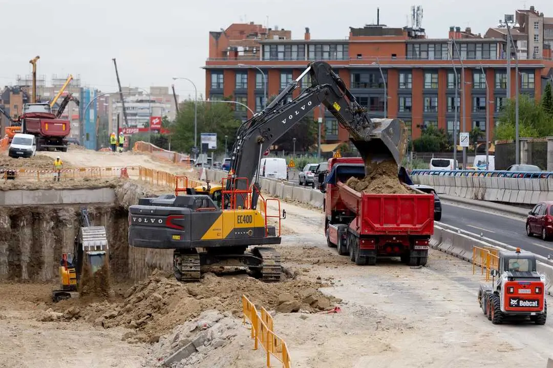 Operarios trabajando en las obras de la autov&iacute;a A5. Imagen de EP.