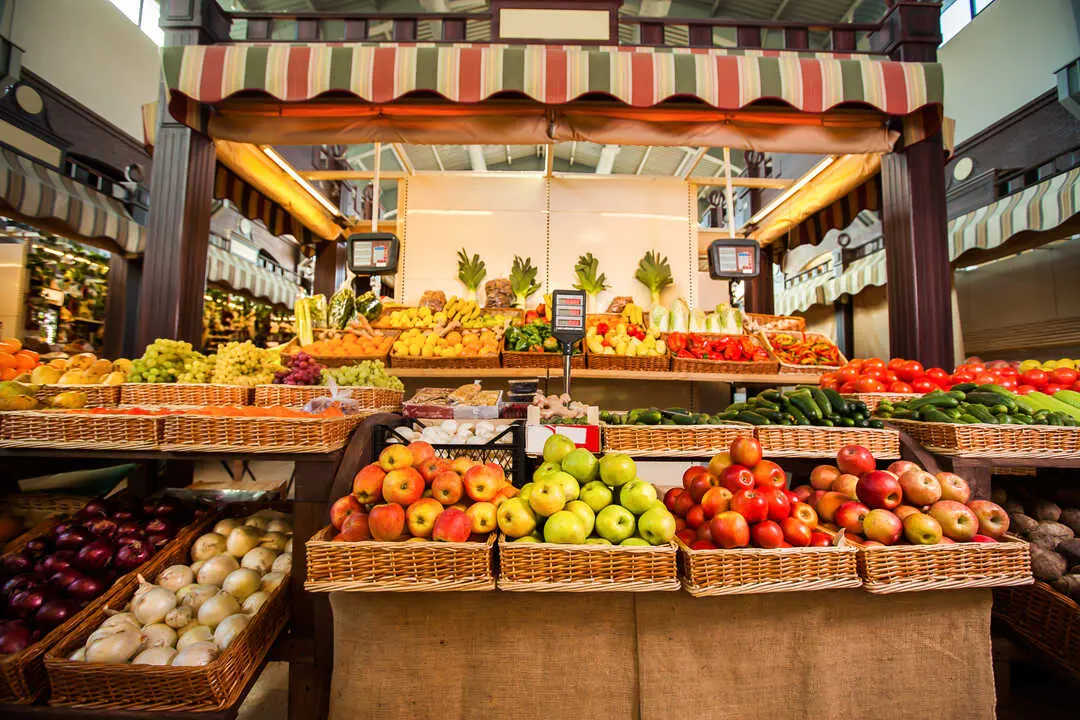 Un puesto de frutas de un mercado. Imagen de archivo.