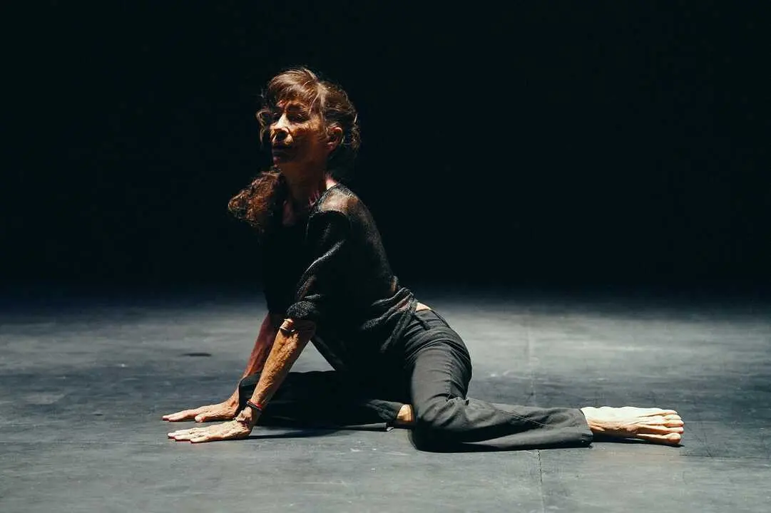 La core&oacute;grafa y bailarina Carmen Werner en un ensayo de Delicada ca&iacute;da. Imagen de Juan Carlos Toledo, cedida por Teatros del Canal.