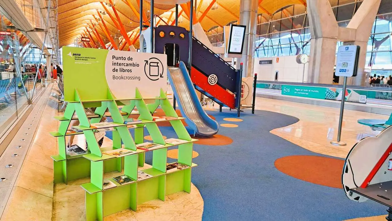 Uno de los puntos de intercambio de libros. Imagen cedida por el Aeropuerto Adolfo Su&aacute;rez-Madrid Barajas.