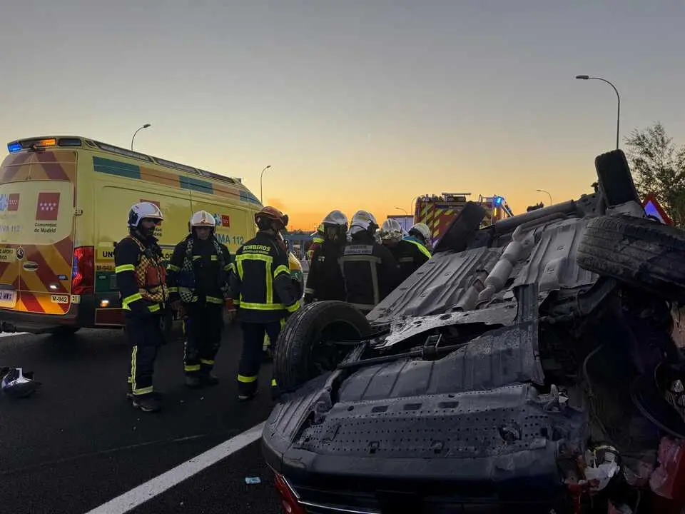 Un hombre de 61 a&ntilde;os, herido grave tras salirse de la v&iacute;a y volcar su veh&iacute;culo en la A-4. Imagen de Emergencias 112.