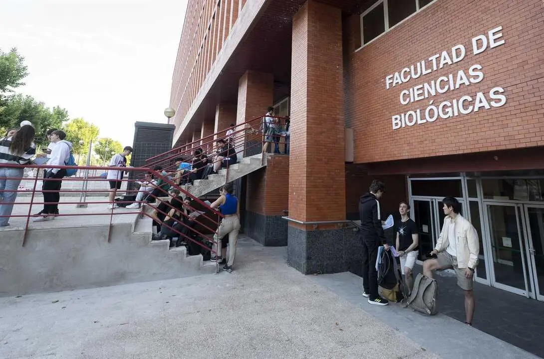 Estudiantes antes del inicio de los ex&aacute;menes, durante el primer d&iacute;a de la Evaluaci&oacute;n de Acceso a la Universidad (EvAU), en la Facultad de Ciencias Biol&oacute;gicas de la Universidad Complutense de Madrid. EP.