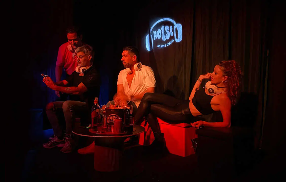 Un momento de 'La extra&ntilde;a pareja', de Teatros Luchana.