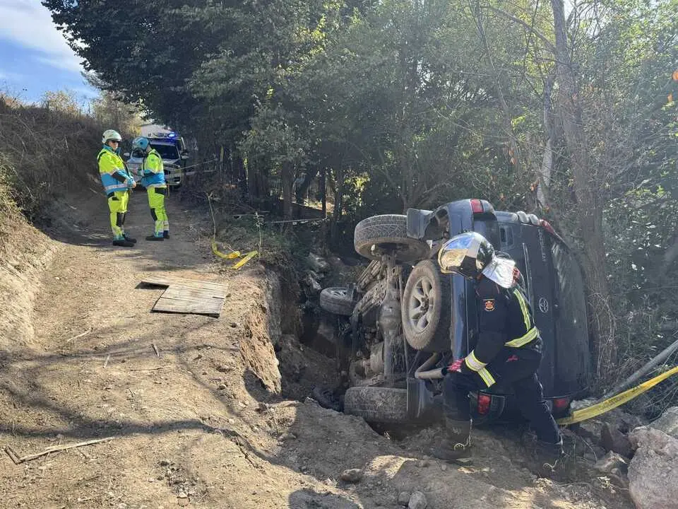 Turismo volcado en un camino de Arganda del Rey. Imagen de Emergencias de la CAM.